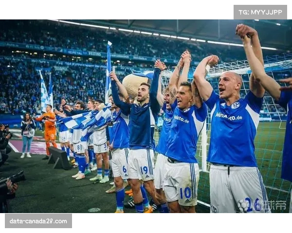 特写镜头：沙尔克04门将扑出点球后与队友庆祝